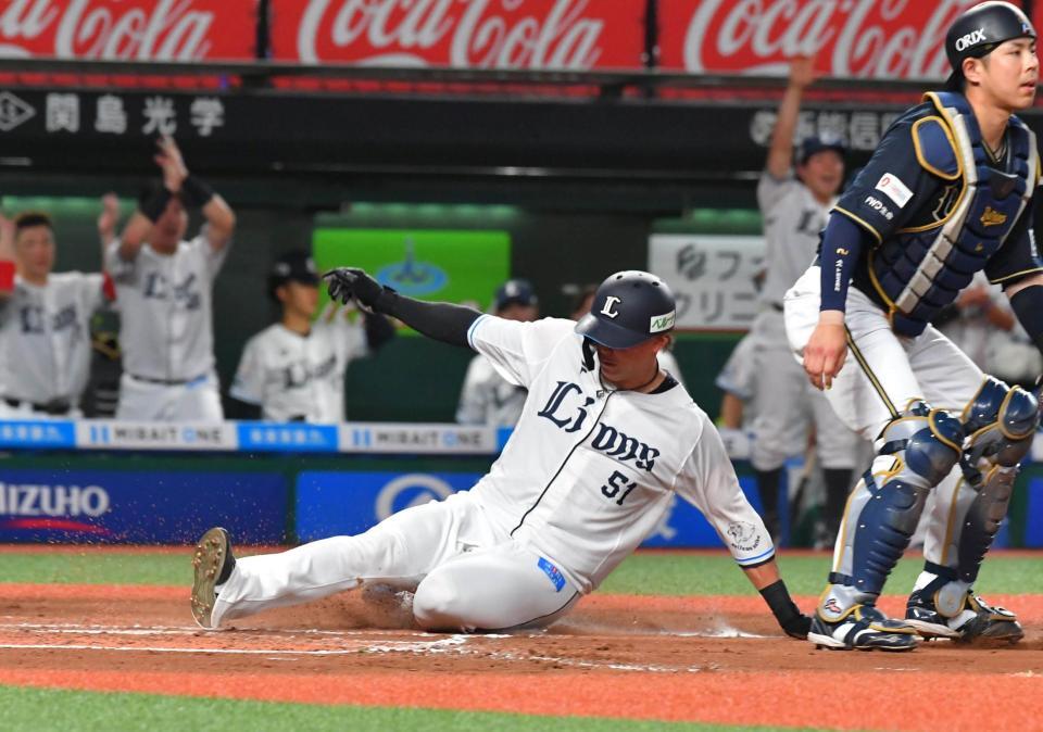 　６回、野村の犠飛で生還する西川（撮影・持木克友）