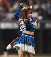 　きつねダンスを踊るファイターズガールの南橋りおさん（撮影・中島達哉）