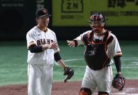 　最後を締め岸田と喜ぶ大勢（撮影・金田祐二）