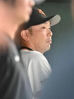 　６回、試合を見つめる阿部監督