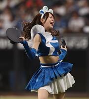 　延長に入り、ジンギスカンダンスを踊るファイターズガールの塩澤美咲さん（撮影・中島達哉）