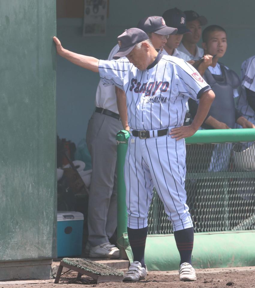 　７回、長島夢生が見逃し三振に倒れがっくりの篠山産・長沢宏行監督（撮影・中田匡峻）