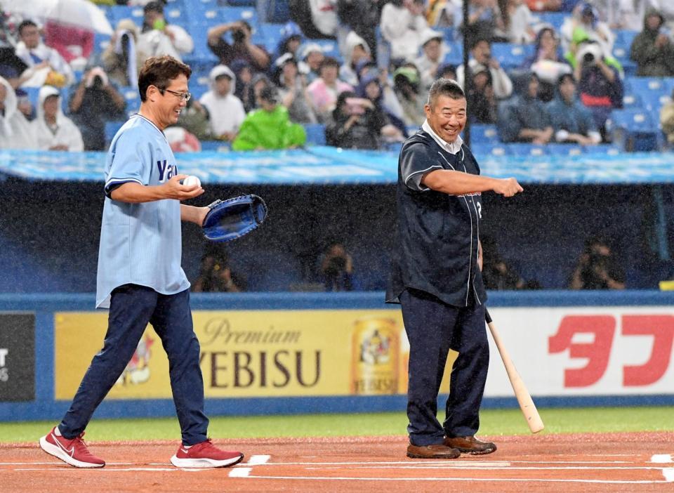 　始球式で打席に立った飯田哲也氏（右）と捕手を務めた古田敦也氏（左）＝撮影・佐藤厚