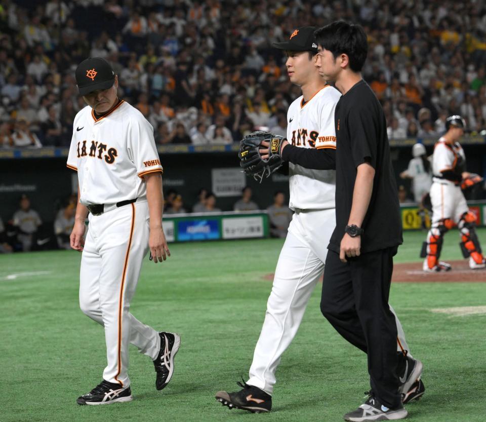 　４回、小幡のピッチャー返しが右足に当たり、一度ベンチへ治療に向かう山崎伊（中央）＝撮影・伊藤笙子