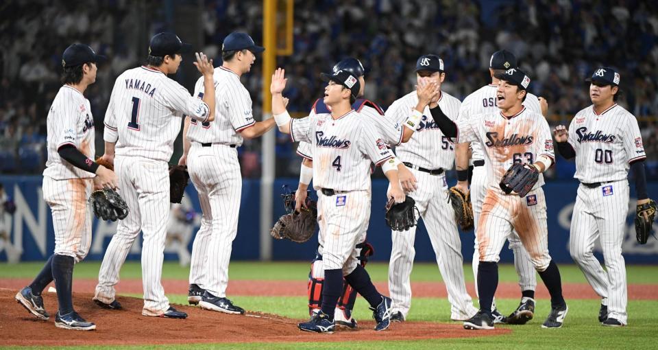 　中日に連勝し、喜ぶヤクルトナイン（撮影・佐藤厚）