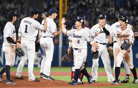 　逆転勝利でタッチを交わすヤクルトナイン（撮影・佐藤厚）