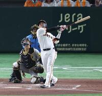 　４回、右犠飛を放つ坂本（撮影・金田祐二）