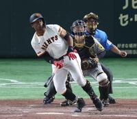 　５回、左前適時打を放つヘルナンデス（撮影・金田祐二）