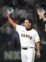 　カード勝ち越しを決め、スタンドの声援に応える阿部監督（撮影・伊藤笙子）