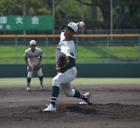 　先発して力投する報徳学園・今朝丸裕喜