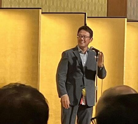 　壇上でゲストスピーチを行った古田敦也さん