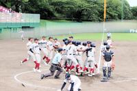 　逆転サヨナラ勝利に喜ぶ甲南ナイン