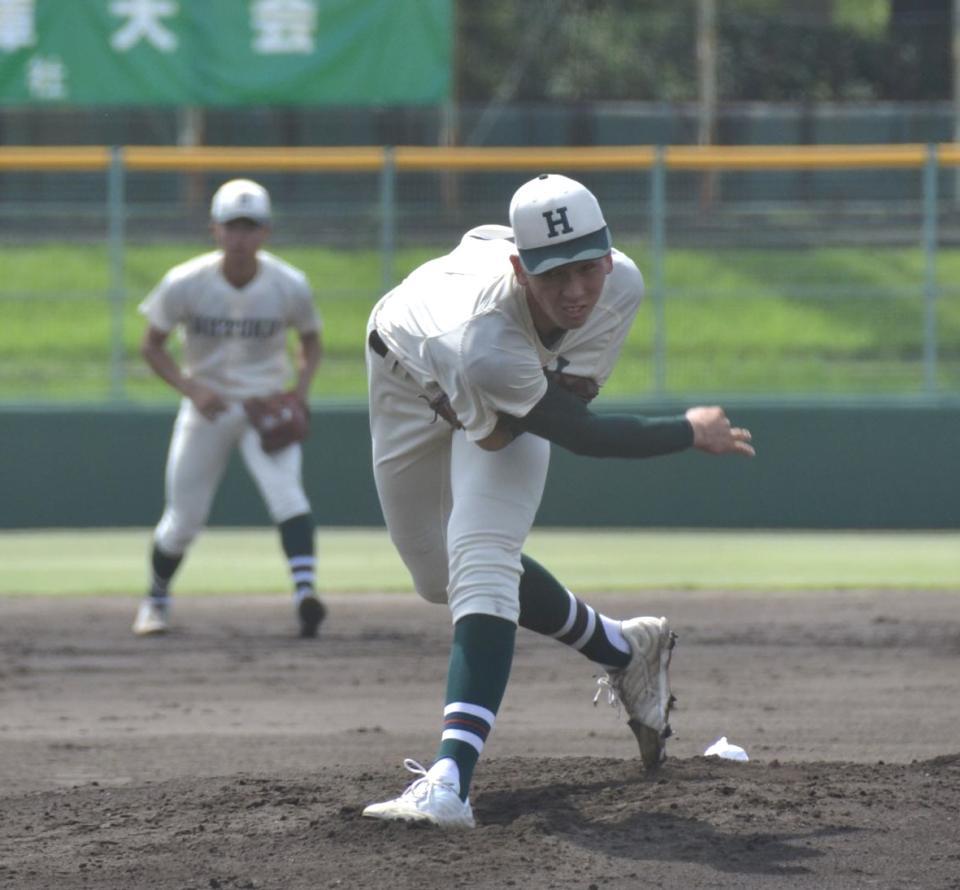 　先発して力投する報徳学園・今朝丸