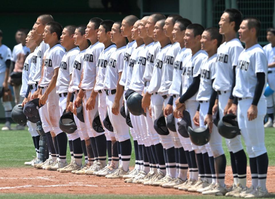 　７回コールド勝ちし、校歌を歌う大体大浪商ナイン（撮影・北村雅宏）