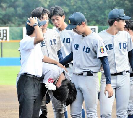 　泣き崩れる慶応・加藤を支える小宅（右から２人目）