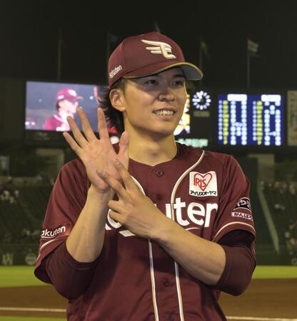 　自身７勝目を挙げた早川。試合後のヒーローインタビューで７勝目のポーズ（撮影・金居みつよし）