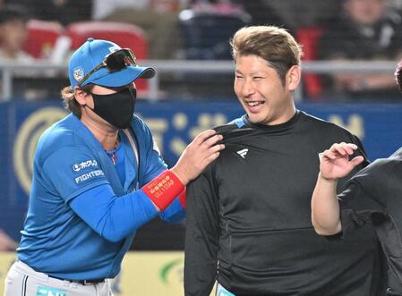 　今季４勝目を挙げた加藤貴（右）をねぎらう新庄監督