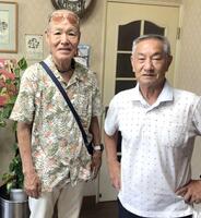 　大阪中学校体育連盟第７代準硬式野球部長の爲澤さん（左）と第８代部長の竹内さん