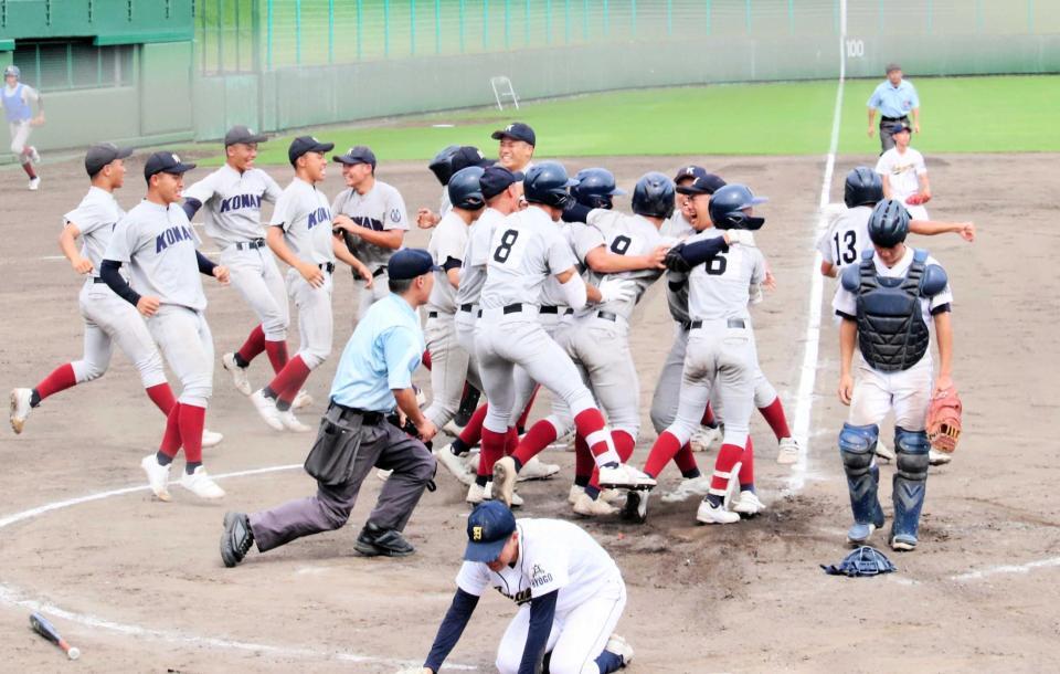 　逆転サヨナラ勝利に喜ぶ甲南ナイン