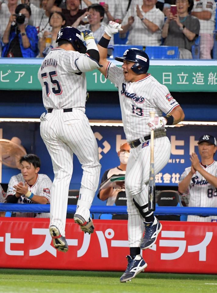 　５回、村上は右越えに１６号勝ち越しソロを放つ（撮影・佐藤厚）