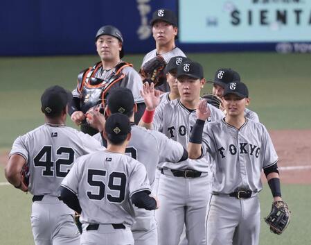 　中日に勝利し、タッチを交わす巨人ナイン