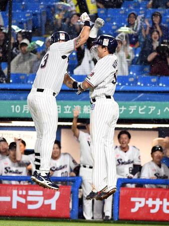 　８回、オスナは左越えに２打席連続の勝ち越し２ランを放ち、村上（右）とハイタッチ（撮影・佐藤厚）