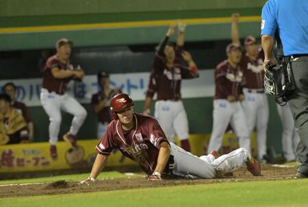 　１２回、代打阿部の適時打で二塁走者中島が生還、勝ち越し点をあげる（撮影・金居みつよし）