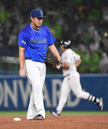 　８回、中川虎（左）はオスナ（右）に勝ち越し２ランを許す（撮影・佐藤厚）