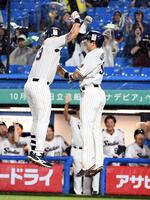 　８回、オスナは左越えに２打席連続の勝ち越し２ランを放ち、村上（右）とハイタッチ（撮影・佐藤厚）