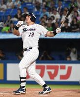 　６回、オスナは１２号同点ソロを放つ（撮影・佐藤厚）