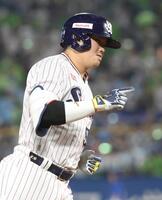 　４回、左越えソロを放った村上