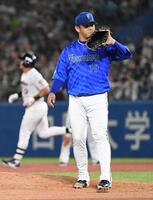 　６回、山崎はオスナ（左）に同点ソロを打たれる（撮影・佐藤厚）