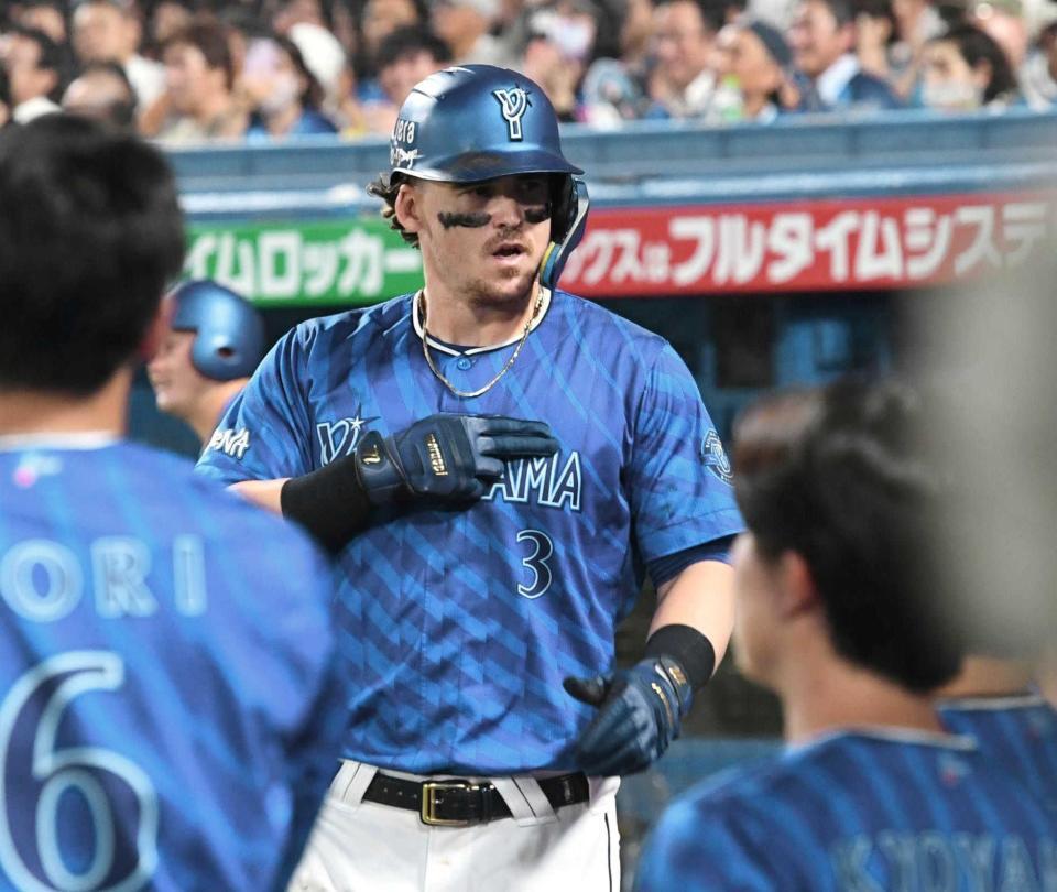 　６回、オースティンは勝ち越しの１４号２ランを放ちナインに迎えられる（撮影・佐藤厚）