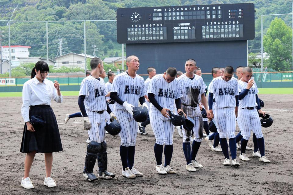 　初戦完封勝ちでスタンドへの挨拶に並ぶ吉岡（左から３人目）