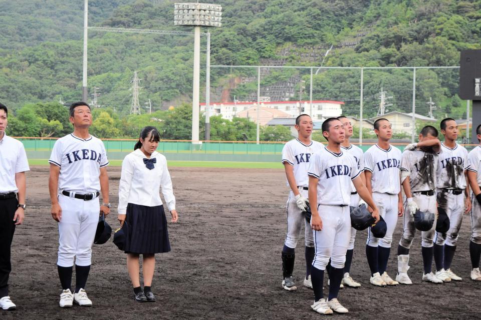 　涙で応援団に挨拶をする池田ナイン