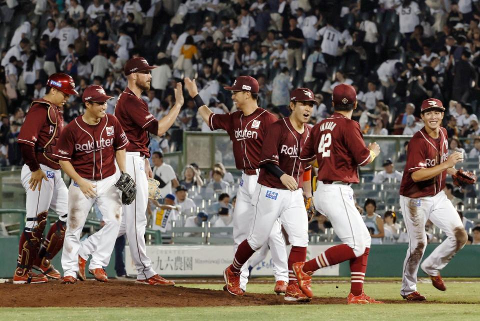 　延長の末、オリックスに勝利しタッチを交わす楽天ナイン