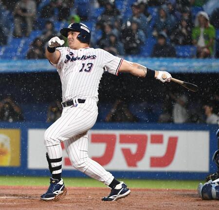 　８回、オスナは２打席連続の１３号勝ち越し２ランを放つ（撮影・佐藤厚）