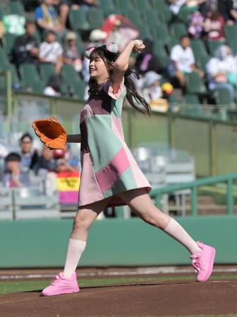 国内女子ナンバー１のティックトッカー美女が衝撃ワンピース姿で始球式　サウスポーから繰り出された球を「６５点」と自己採点