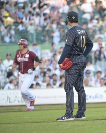 　７回、浅村が左翼にソロホームラン。肩を落とす山下（撮影・金居みつよし）