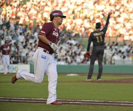 　７回、浅村が左翼にソロホームラン。右は山下（撮影・金居みつよし）