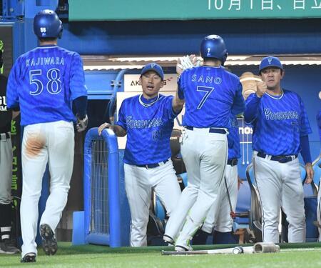 　１１回、２ランを放った佐野を出迎える三浦監督（撮影・佐々木彰尚）