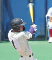 　３回、左越えに適時二塁打を放つ東京・永見光太郎（撮影・西岡正）