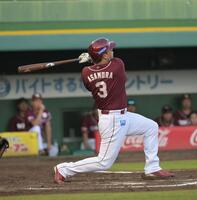 　７回、浅村が左翼にソロホームランを放つ（撮影・金居みつよし）