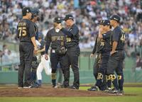 　８回、連打され追加点を許した井口（中央）にかけよるオリックスナイン（撮影・金居みつよし）