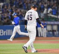 　１１回、佐野に２ランを浴びた小沢（撮影・佐々木彰尚）