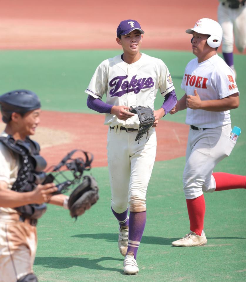 　完封勝利し、笑顔を見せる東京・永見光太郎（中央）＝撮影・西岡正