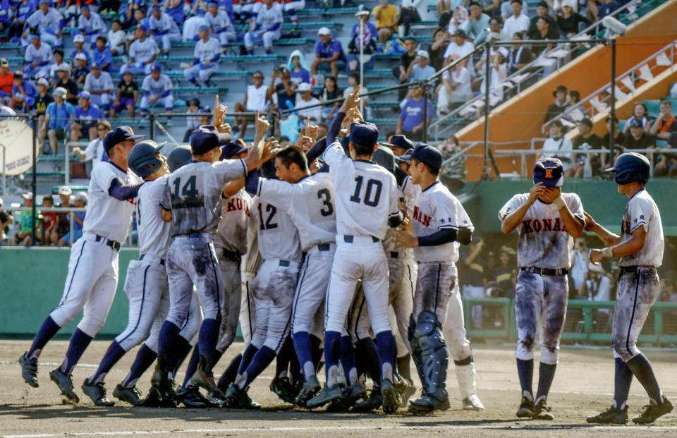 　サヨナラ勝ちで全国高校野球選手権大会の出場を決めた沖縄の興南