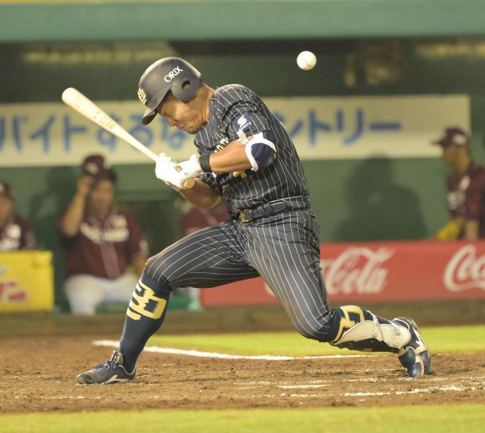 　９回、頭部に死球を受ける頓宮（撮影・金居みつよし）