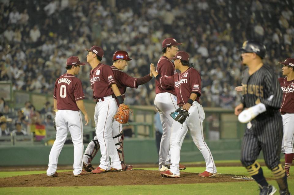 　試合終了でマウンドに集まる楽天ナイン（撮影･金居みつよし）