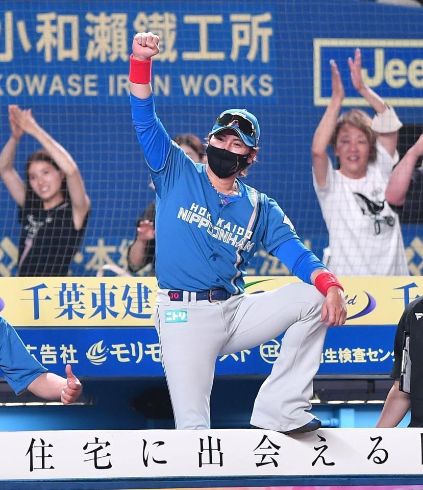 　９回、ダメ押しとなる清宮幸太郎の右越え２ランにガッツポーズを見せる新庄監督（撮影・開出牧）